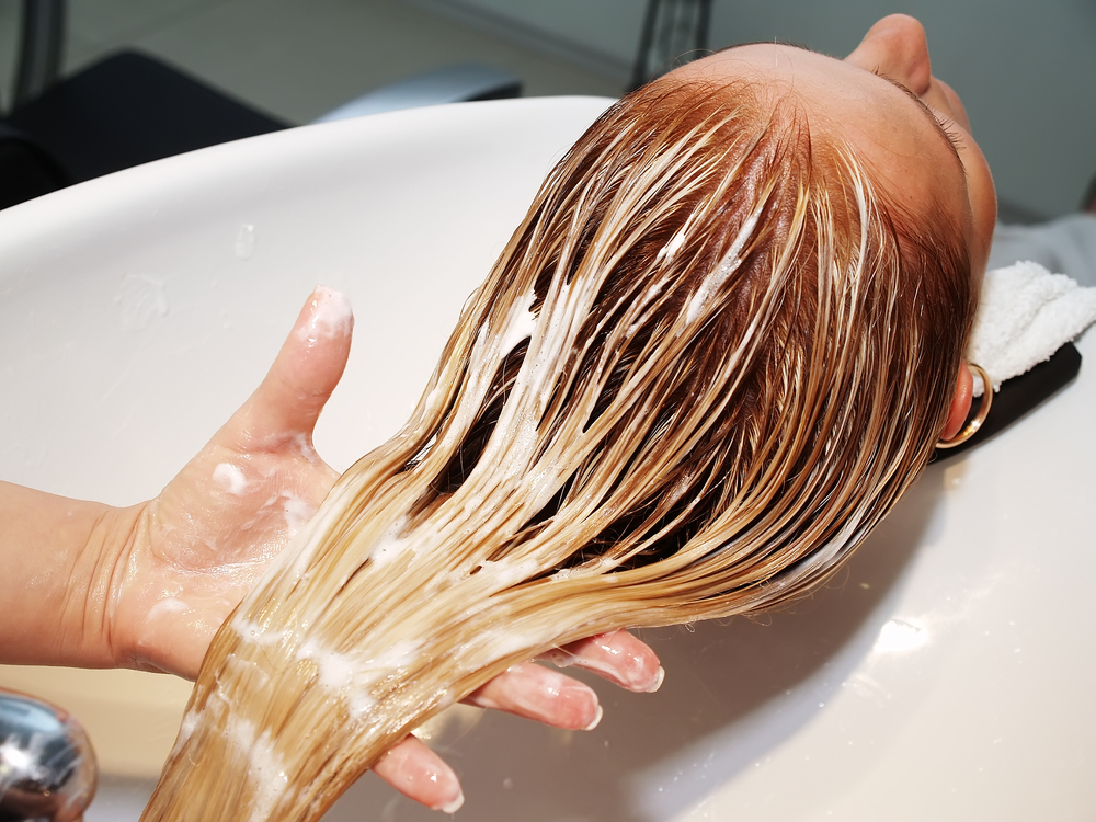 Come sfruttare le proprietà degli shampoo schiarenti
