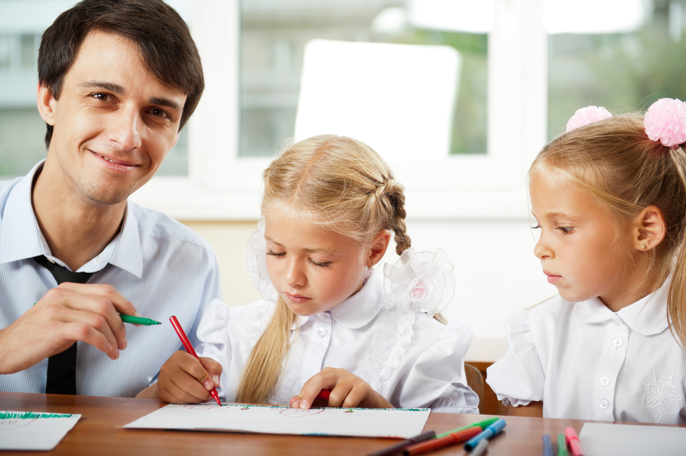 Gemelli a scuola, meglio separarli o tenerli insieme?