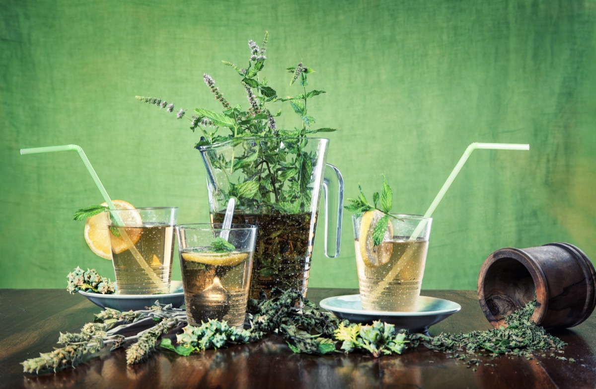 Tisana fredda drenante fatta in casa, rimedio naturale per eliminare i liquidi