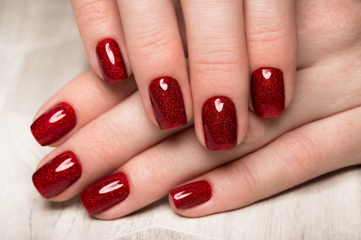 Nail art in rosso estate 2019: le decorazioni unghie più di tendenza