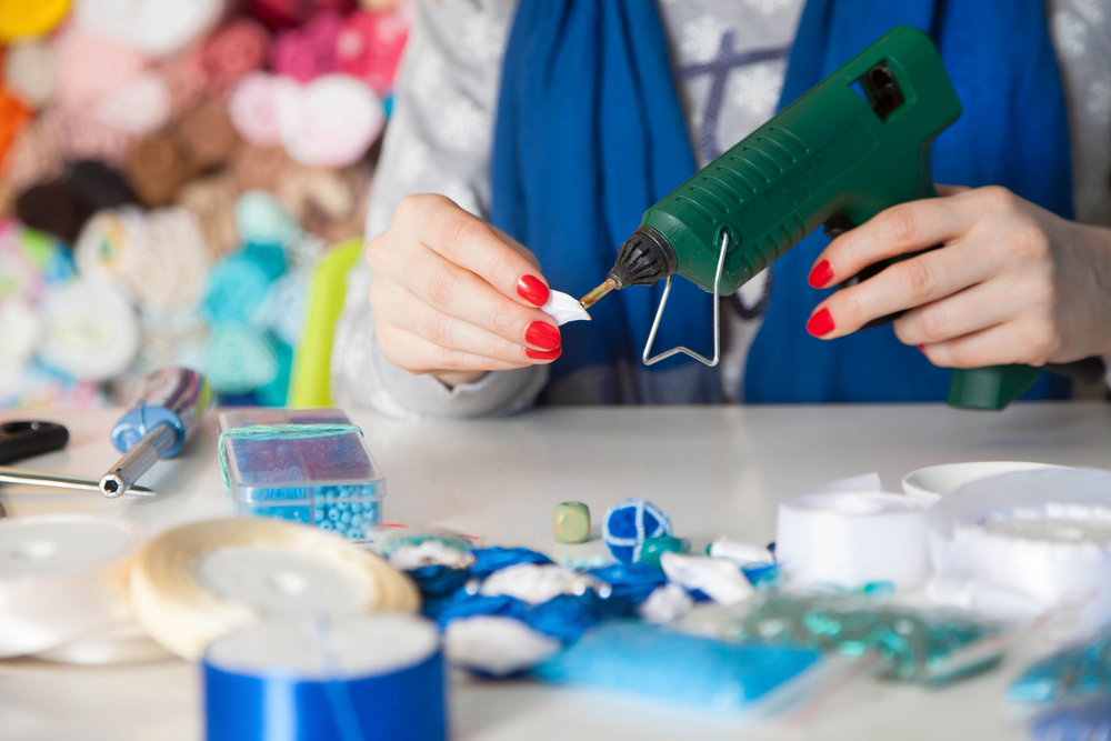 Come togliere la colla a caldo dai vestiti senza strapparli