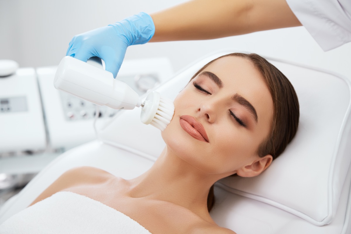 Brossage corpo: il rituale dello spazzolamento per il benessere generale