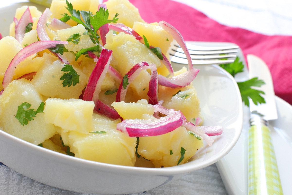 Insalata di patate alla tedesca: come si prepara in modo semplice