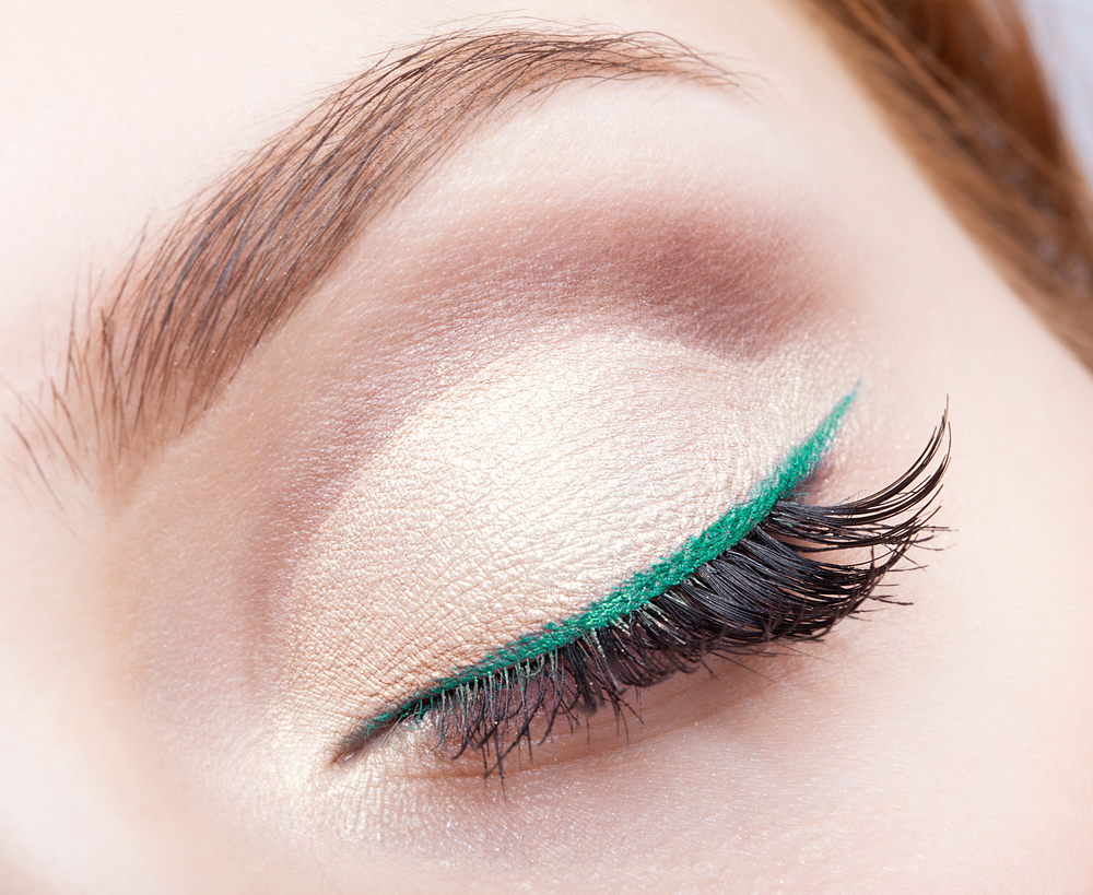 Come mettere l’eyeliner colorato e realizzare un trucco brillante