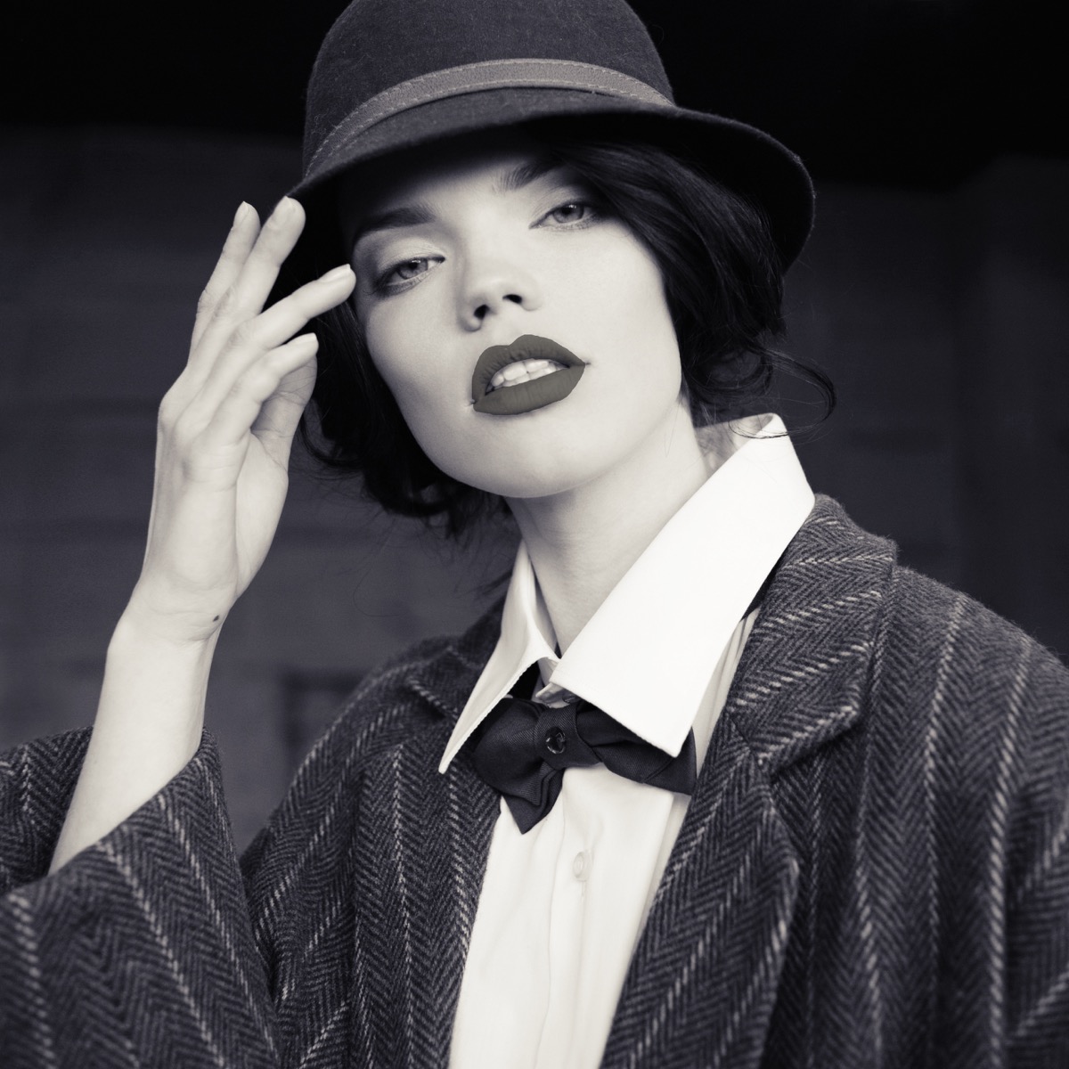 Come imitare lo stile di Coco Chanel con abiti, trucco e acconciatura