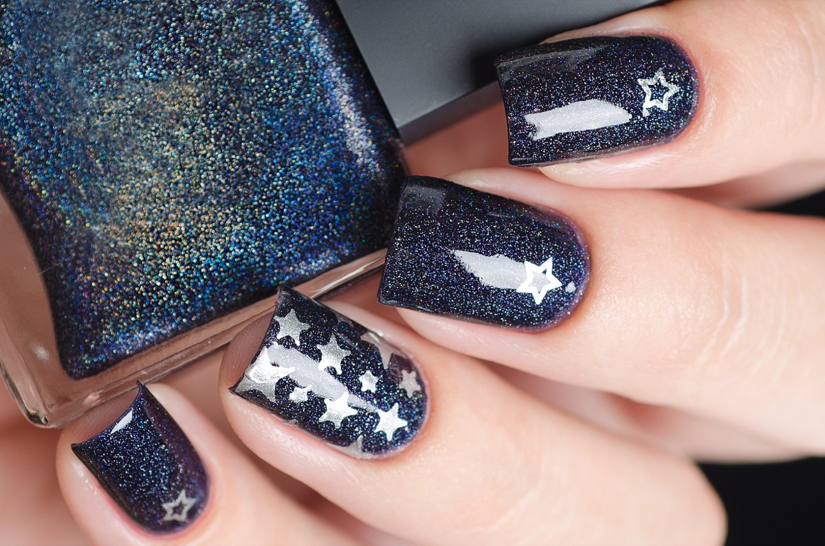 Le nail art con stelle più belle per l'estate