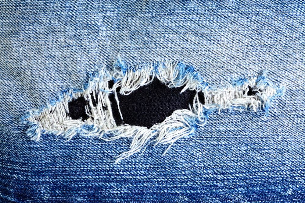 Come cucire uno strappo nei jeans a mano con la tecnica semplice