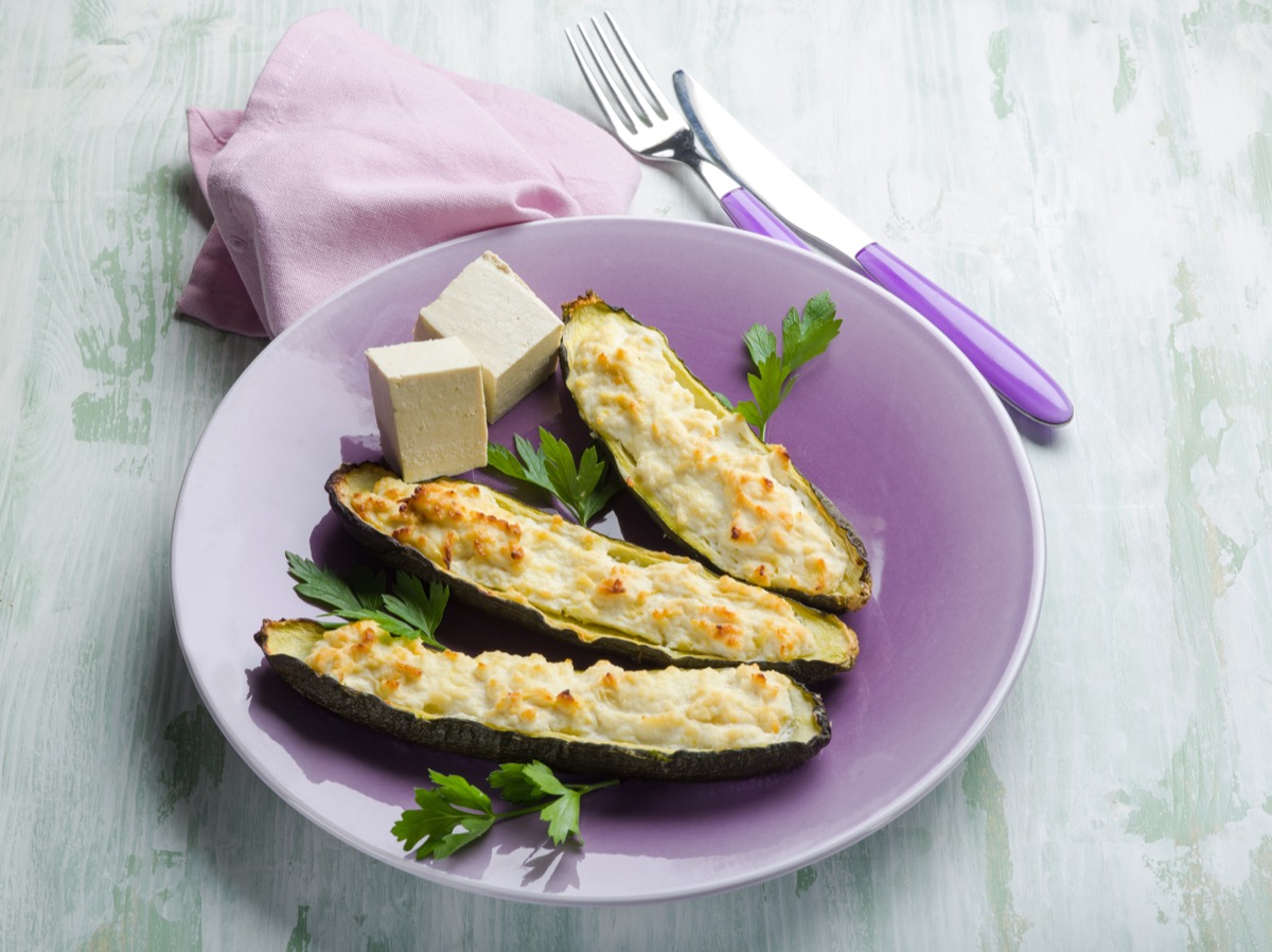 Come fare le barchette di zucchine ripiene di ricotta