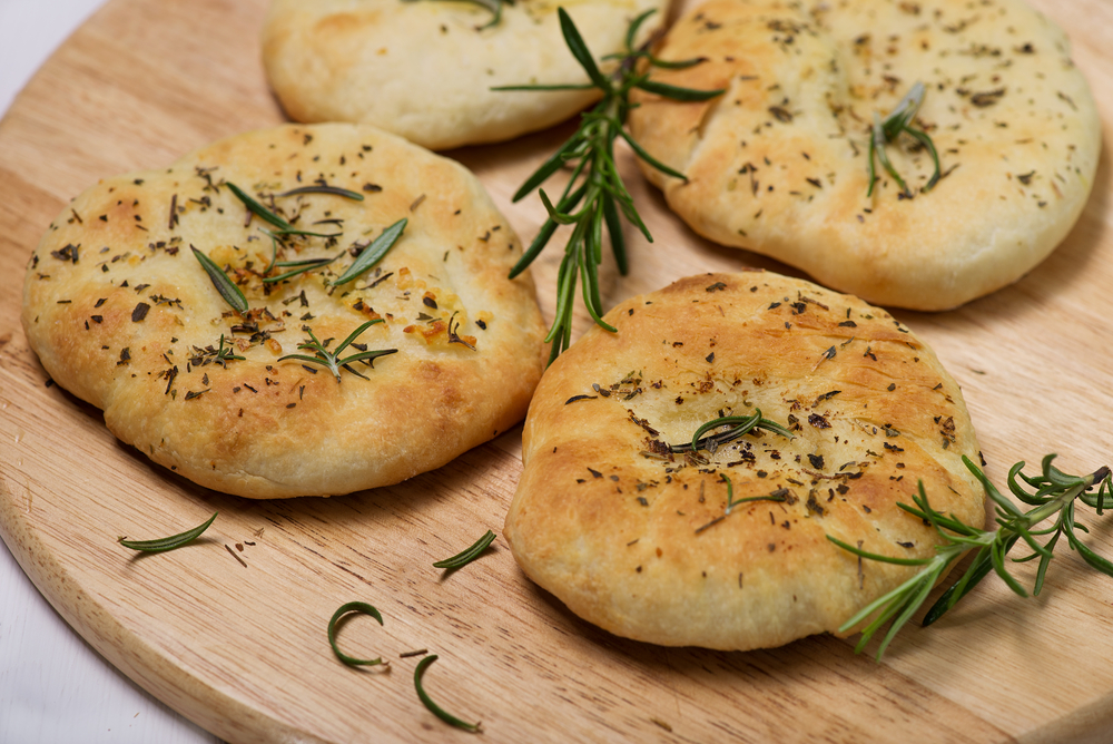 Focaccine salate, la ricetta veloce con rosmarino