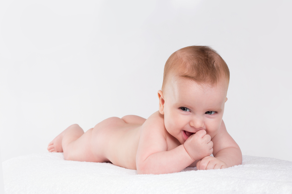 Il bambino si succhia il dito: quali sono i rischi?