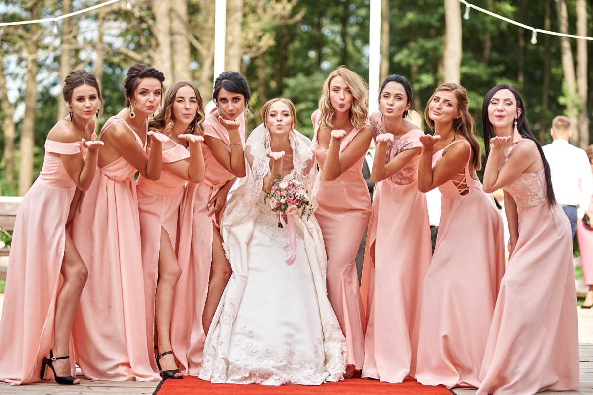 Damigelle di matrimonio: perché l'abito è uguale per tutte?