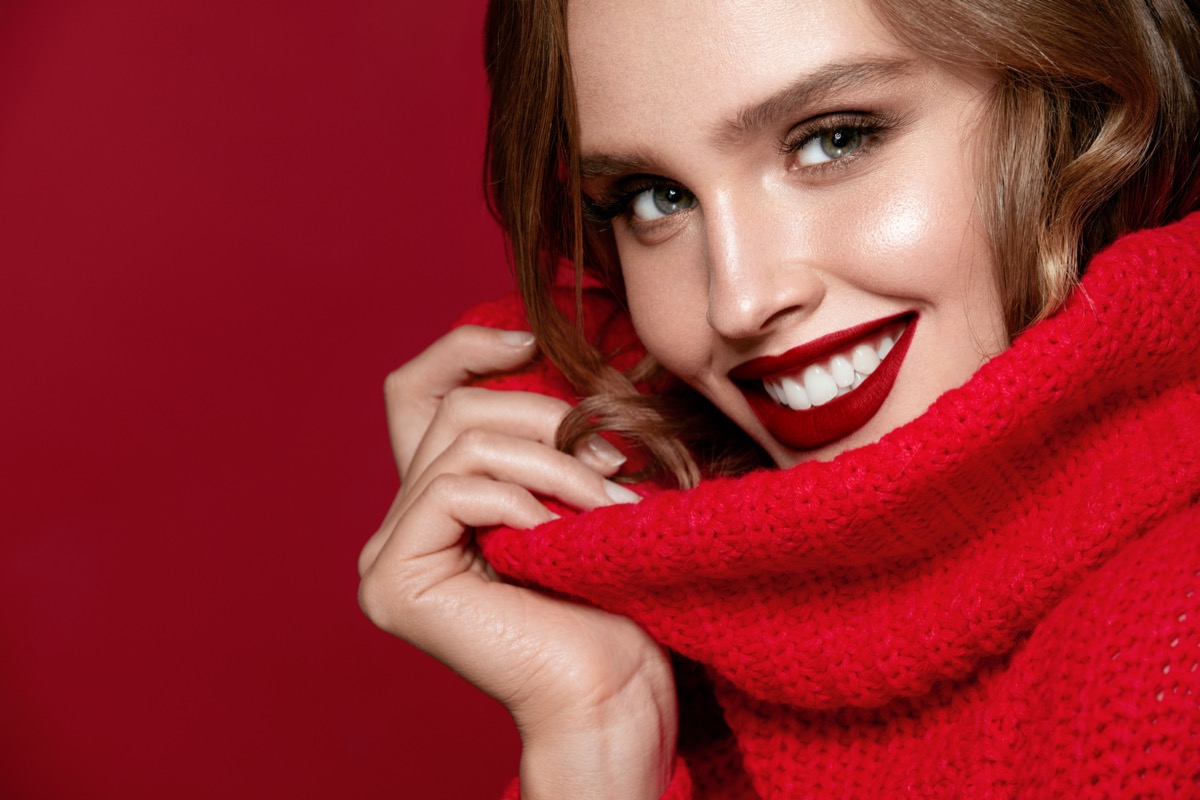 Rossetto rosso scuro: a chi sta bene?