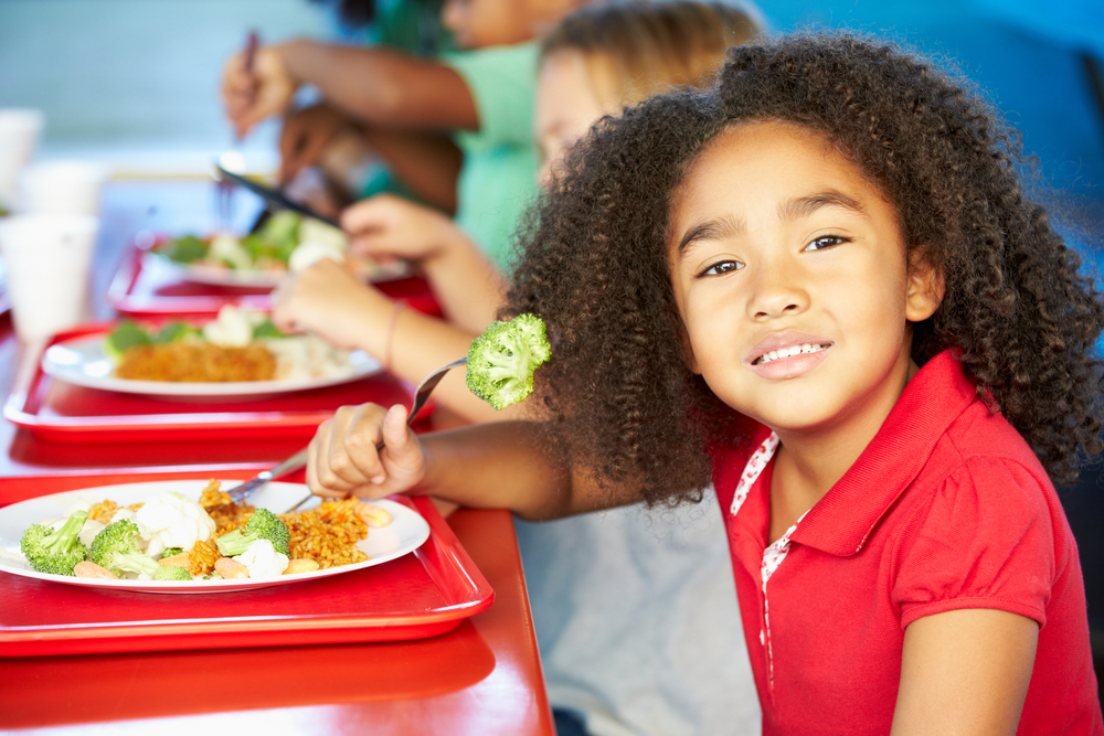 Il bambino non vuole mangiare a scuola: come fare?