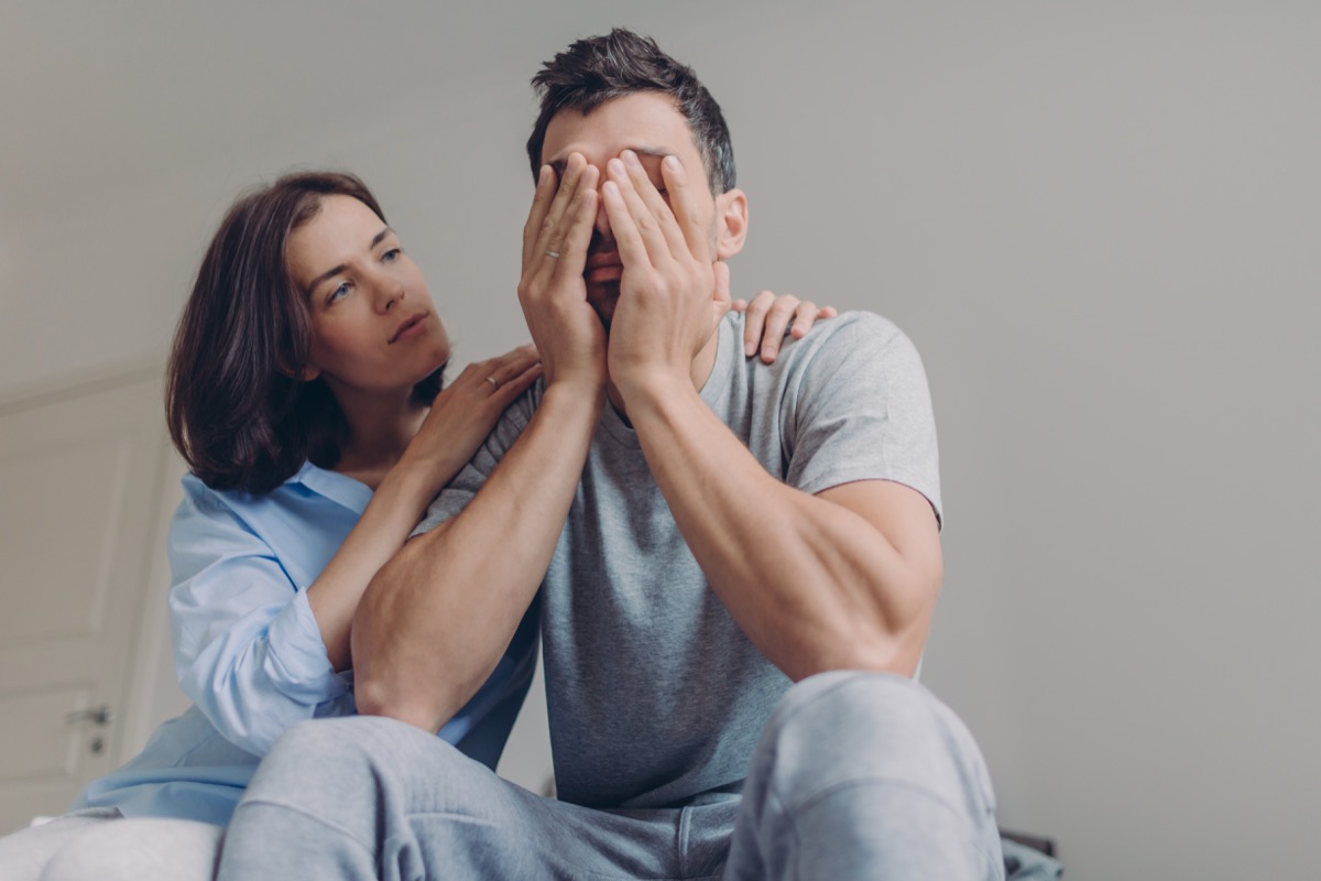 Partner che non parla o non si fida: cosa fare per cambiare la situazione