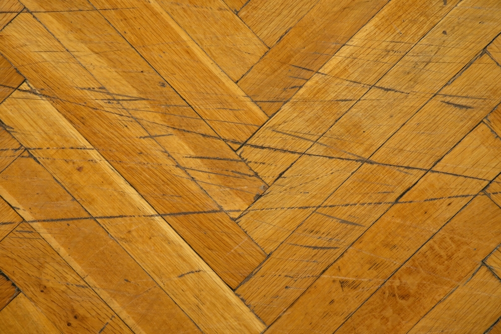 Pavimento in legno: come riparare graffi e buchi