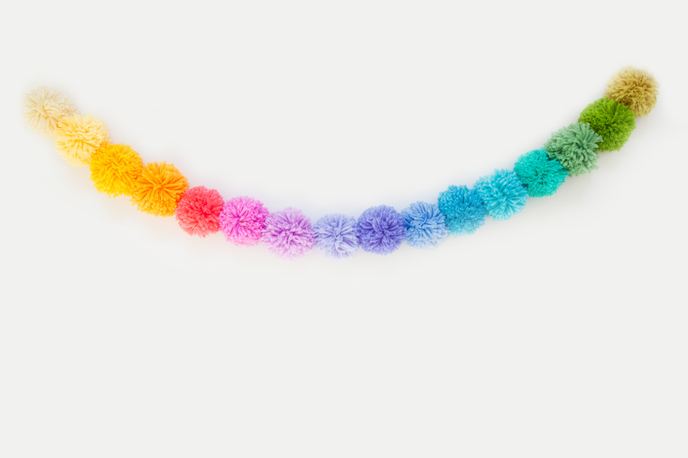 Ghirlanda fai da te con lana colorata: 2 idee creative