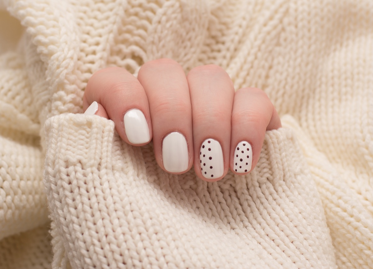 Nail-art-bianco-latte-gesso-perlato-4.jpg