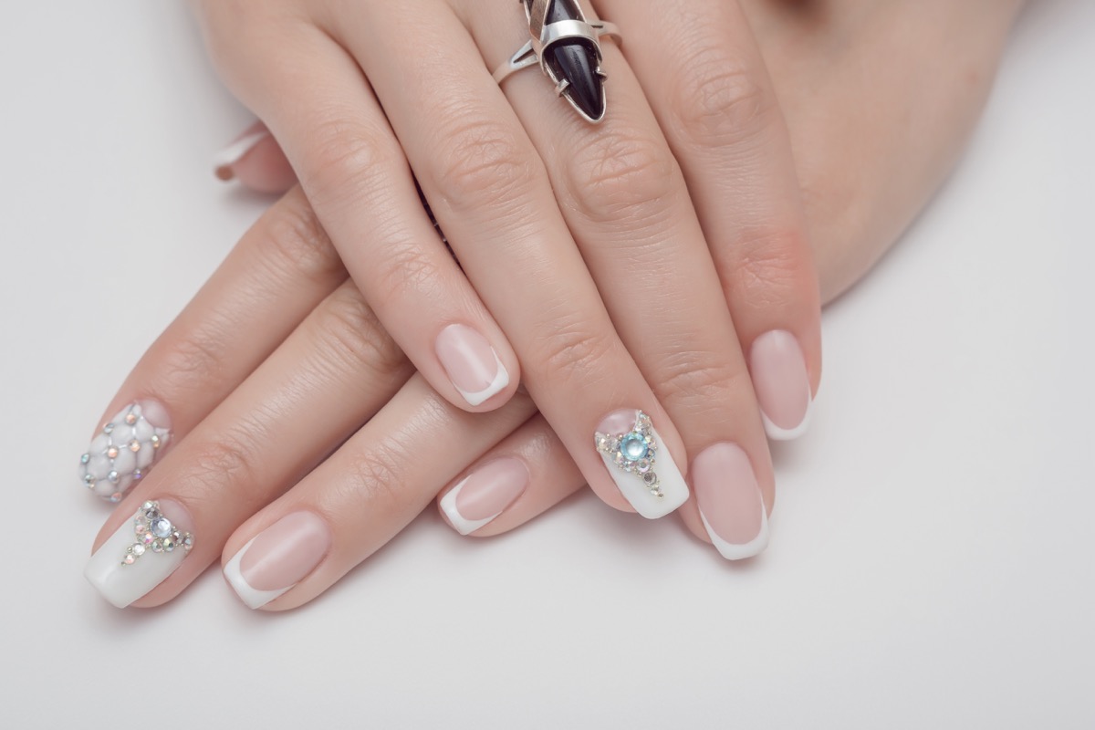 Nail-art-bianco-latte-gesso-perlato-5.jpg