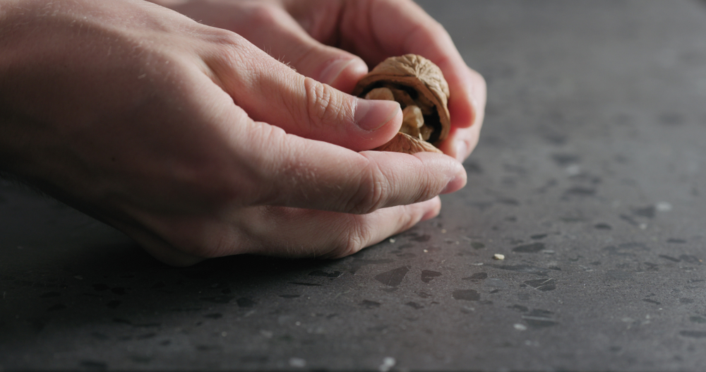 Come togliere il nero delle noci dalle mani: 5 rimedi casalinghi