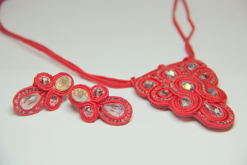 Tutorial soutache: la tecnica base per fare gioielli e accessori