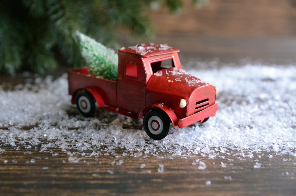 Alberi di Natale con coni polistirolo fai da te: 2 idee alternative