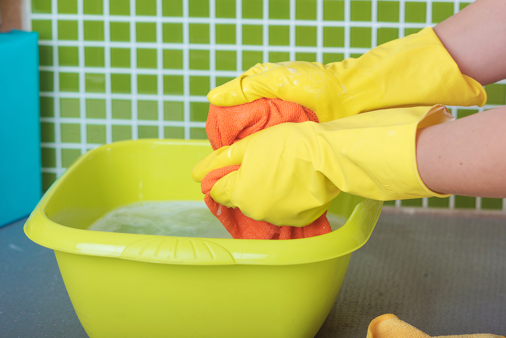 Come togliere la tinta dei capelli dai vestiti: i rimedi da provare