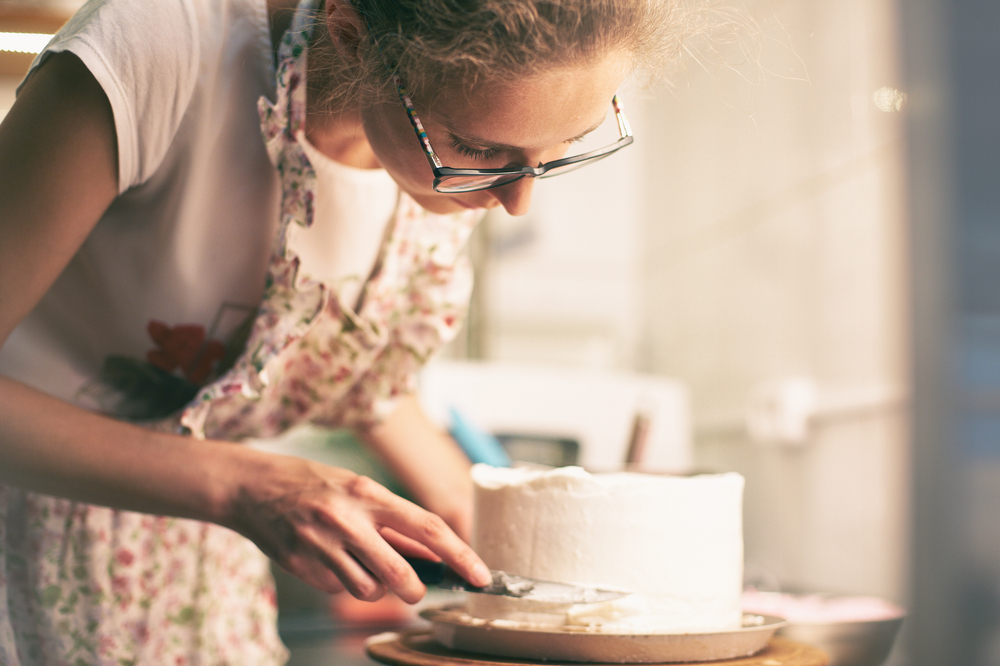 Come decorare una torta di compleanno con la cialda e la panna