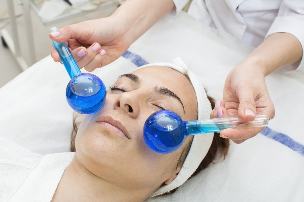 Ice roller, la terapia del ghiaccio per la cura del viso