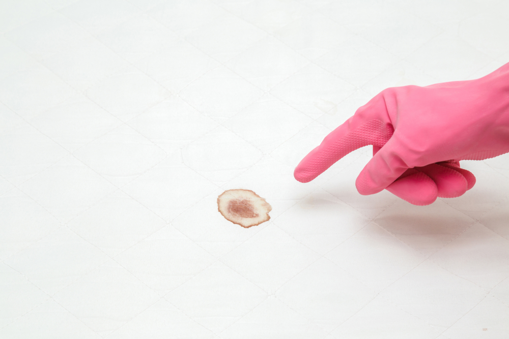 Come togliere le macchie di sangue dal materasso: i rimedi casalinghi da provare