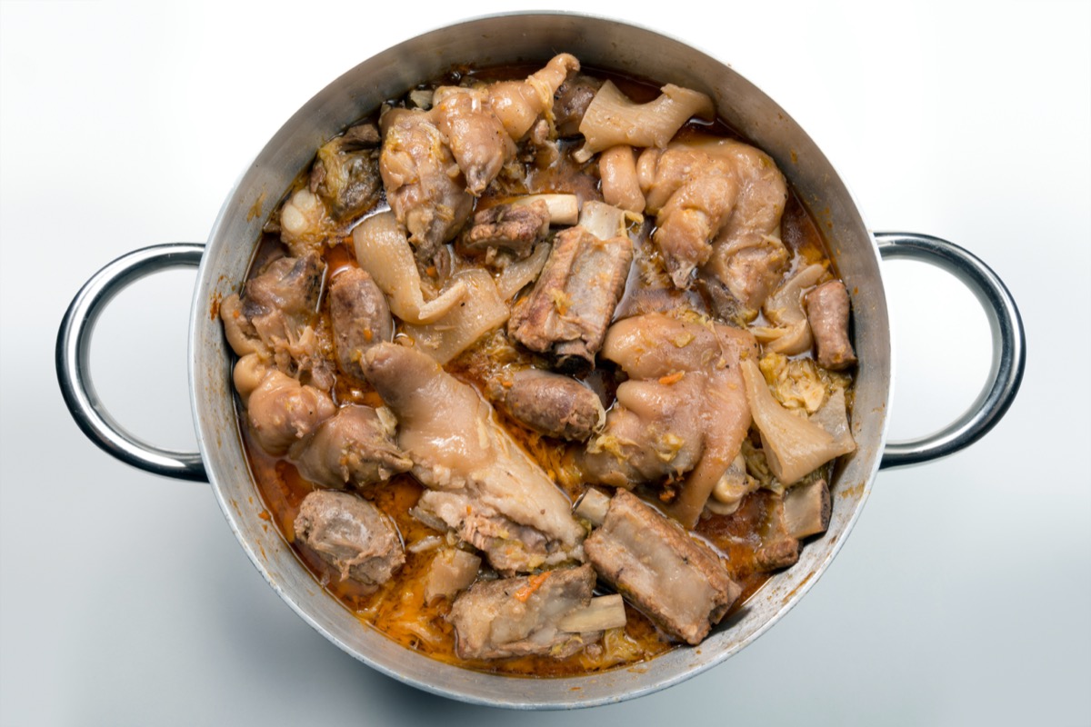 La ricetta originale della cassoeula lombarda con verza e maiale