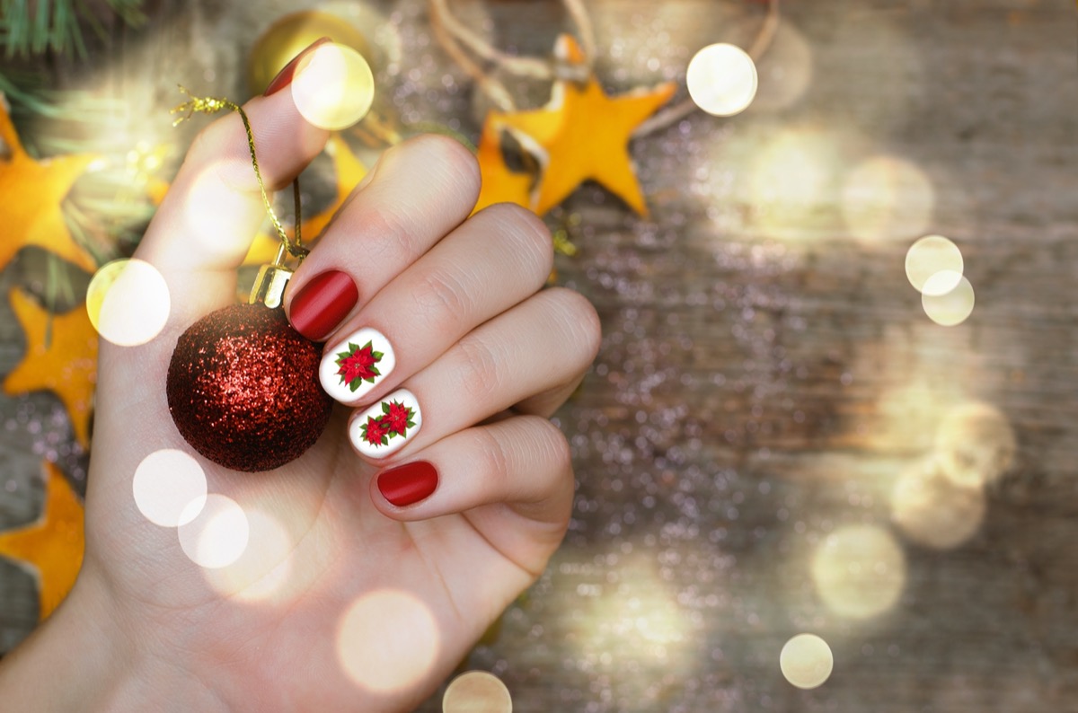 Nail art stella di Natale: il video tutorial per realizzarla