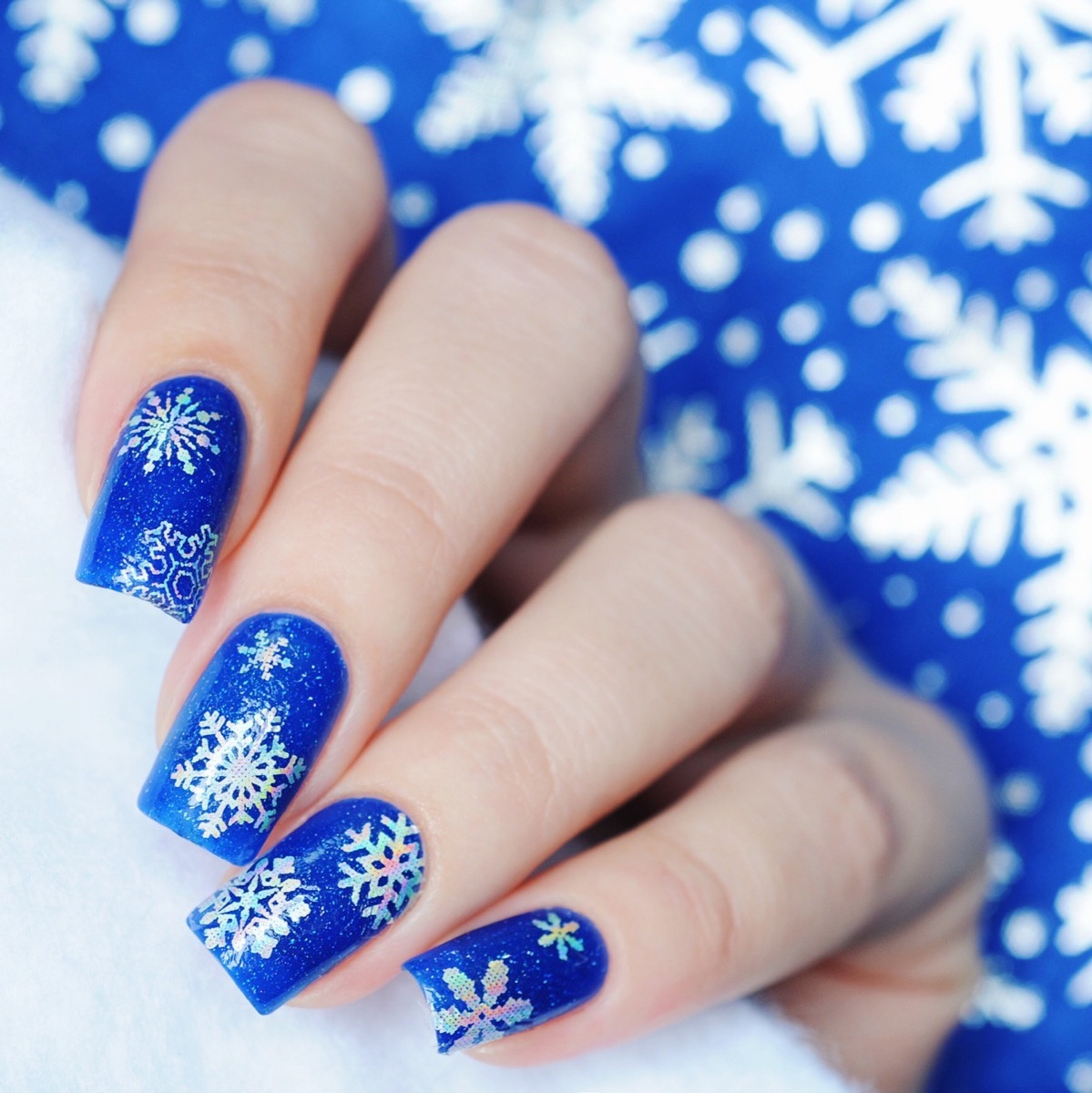Fiocchi di neve nail art: 7 decorazioni unghie a tema invernale