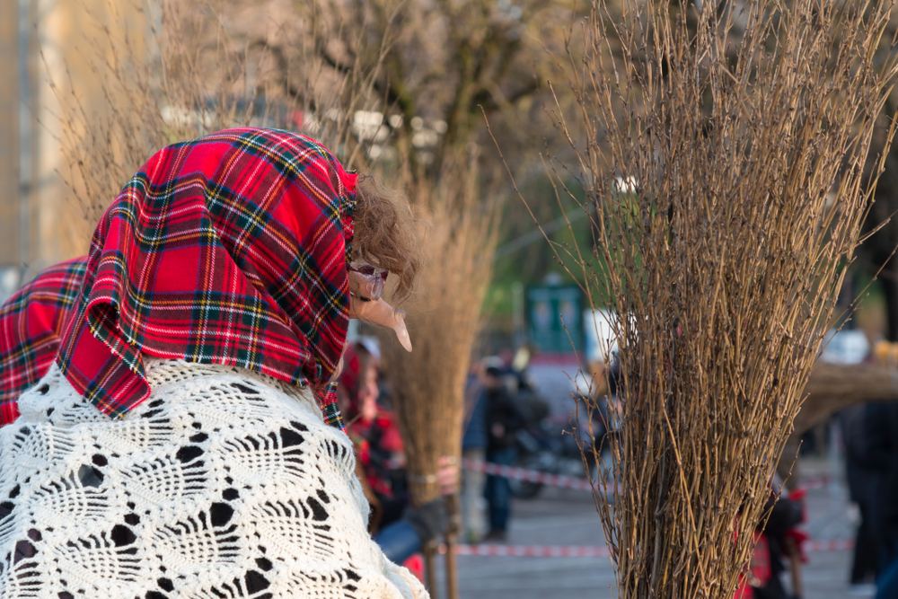 Costume Befana fai da te: le idee creative per il vestito e gli accessori