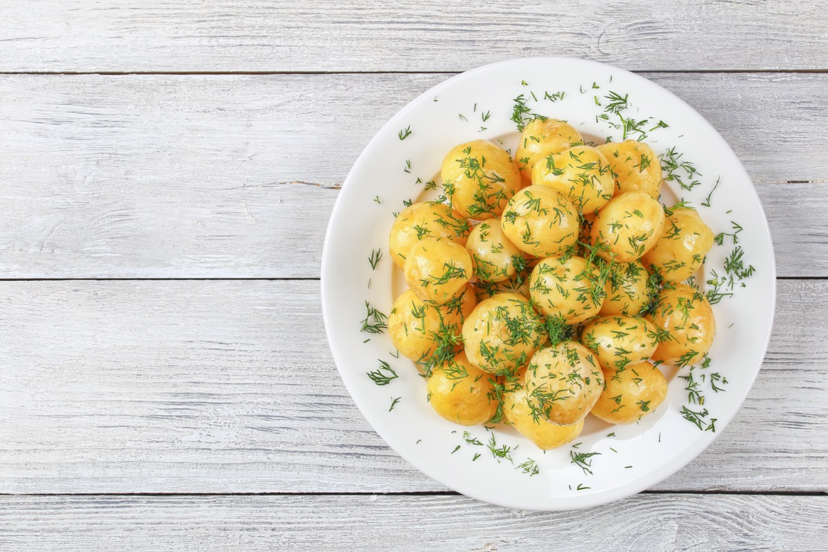 Come cucinare le patate novelle al forno o in padella