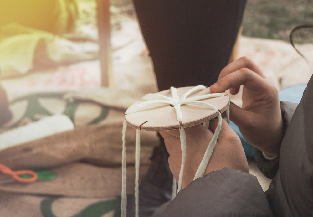Lavoretti per bambini con il telaio circolare: intrecci di lana colorata