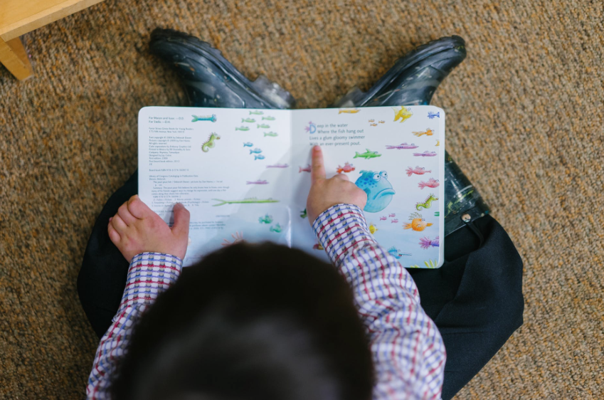 Libri per bambini: cassetta di recupero decorata per riporli