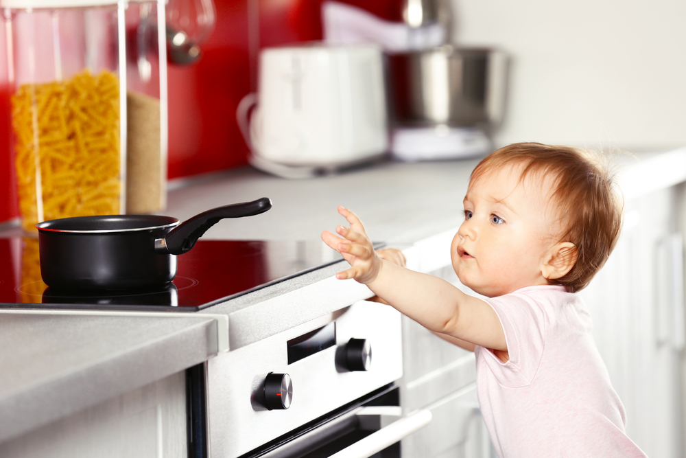 Il bambino si è scottato in cucina: come curarlo