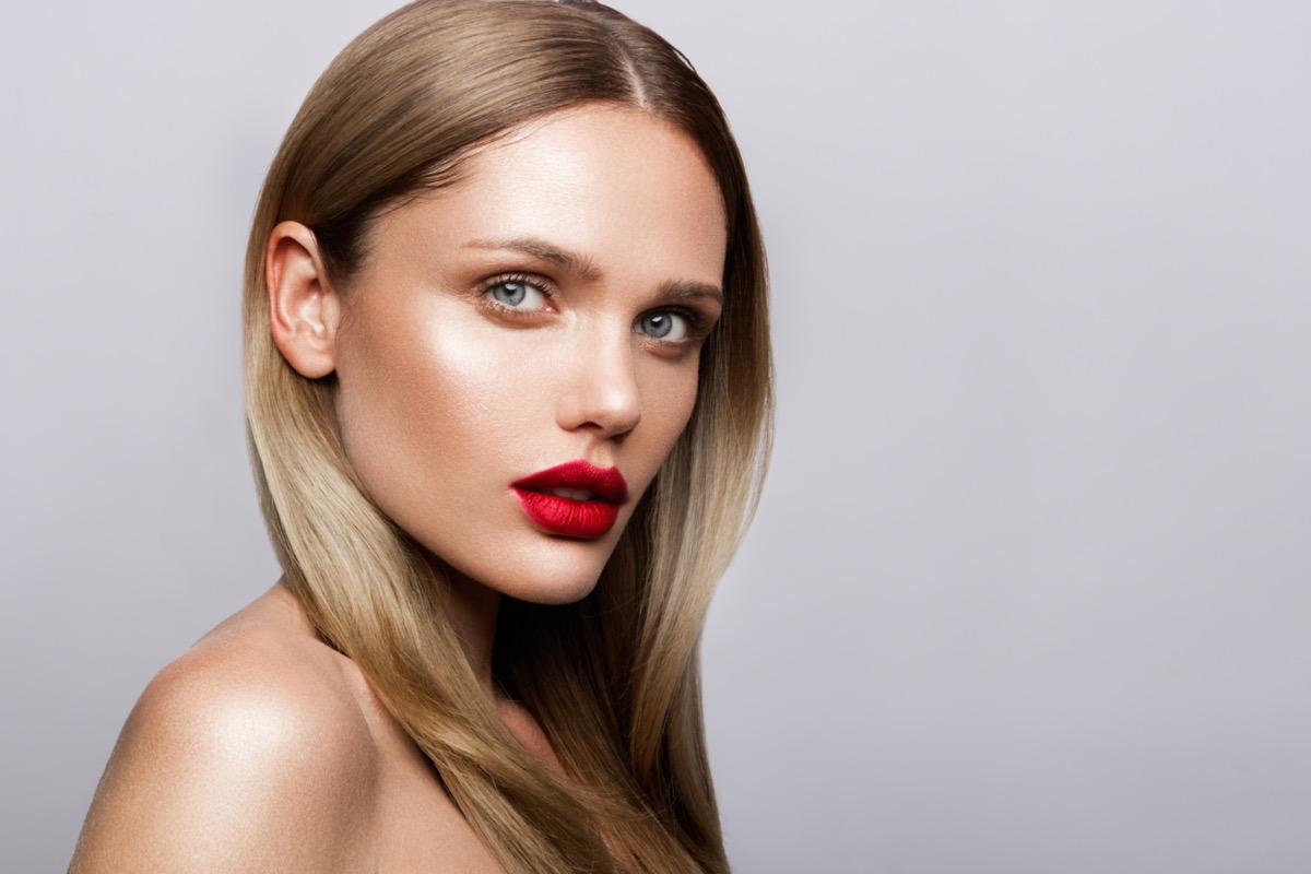 Trucco con labbra rosse e occhi naturali: come realizzarlo