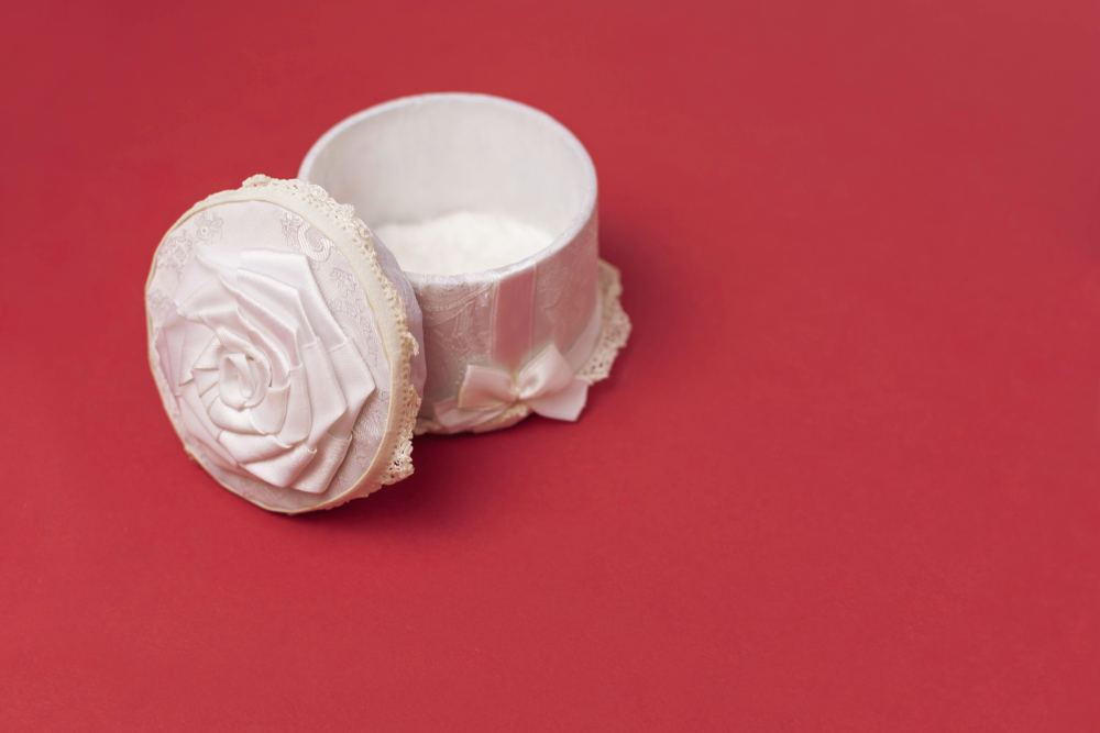 Come decorare una scatola con il decoupage con la stoffa