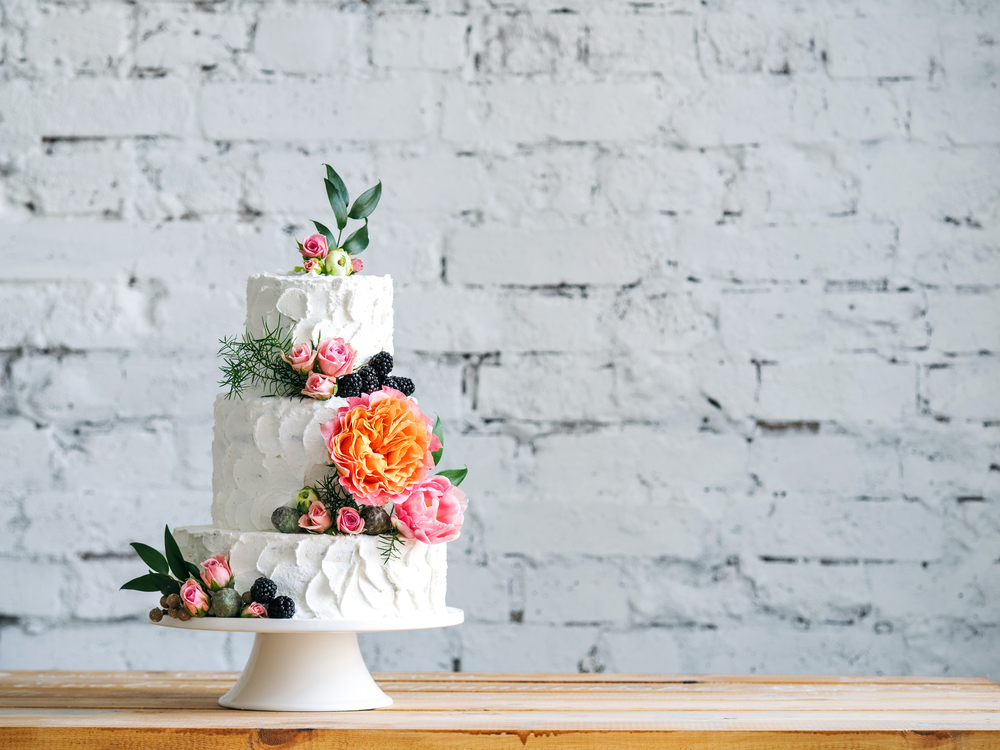 Torte decorate con panna e fiori: 7 idee per le decorazioni