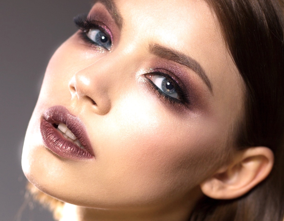 Trucco occhi chiari e capelli scuri per valorizzare i colori naturali
