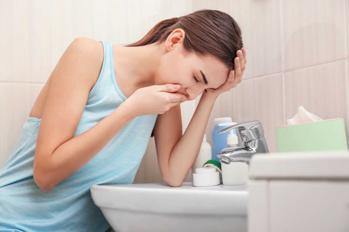 Nausea e vomito da virus: i rimedi naturali che funzionano
