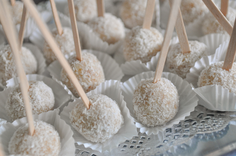Dolcetti al cocco e rum: i cake pop golosi
