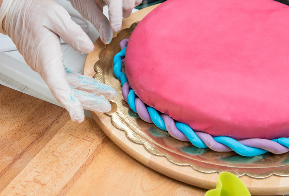 Come attaccare la pasta di zucchero: 7 ingredienti e un accessorio