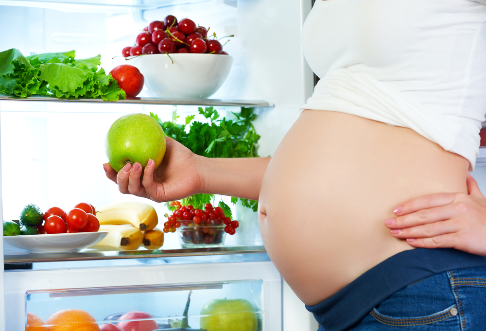 Quali alimenti evitare e quali consumare in gravidanza