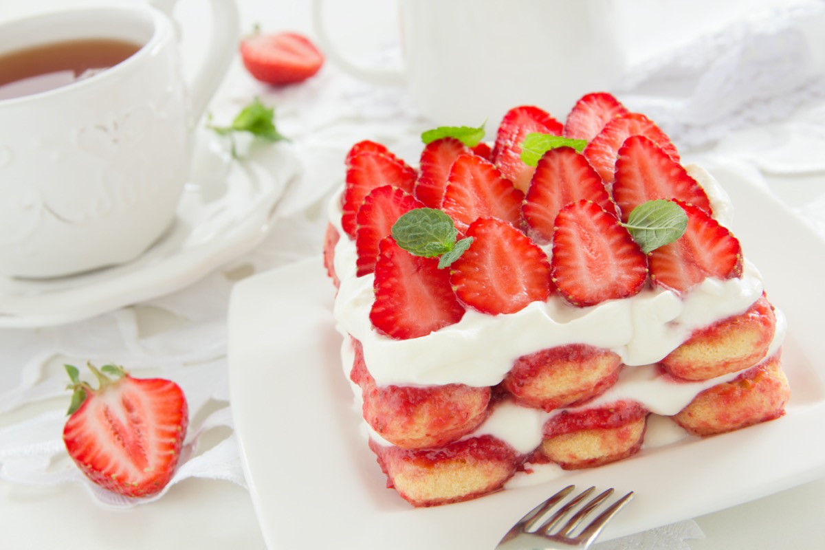 Tiramisù alle fragole e cioccolato bianco: come fare questo dolce