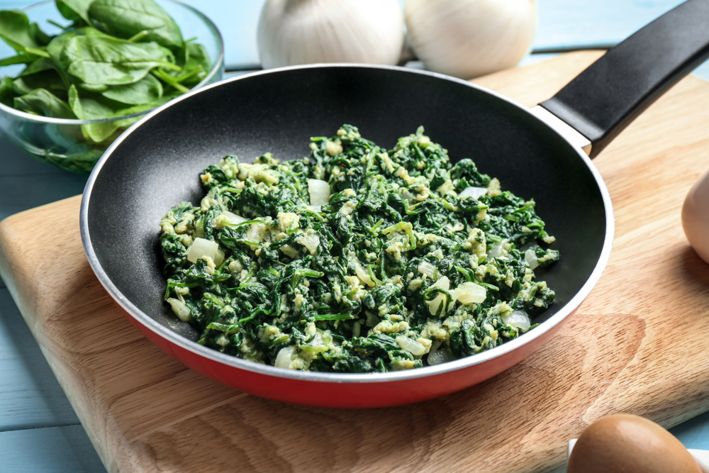 Come fare gli spinaci in padella con burro e parmigiano