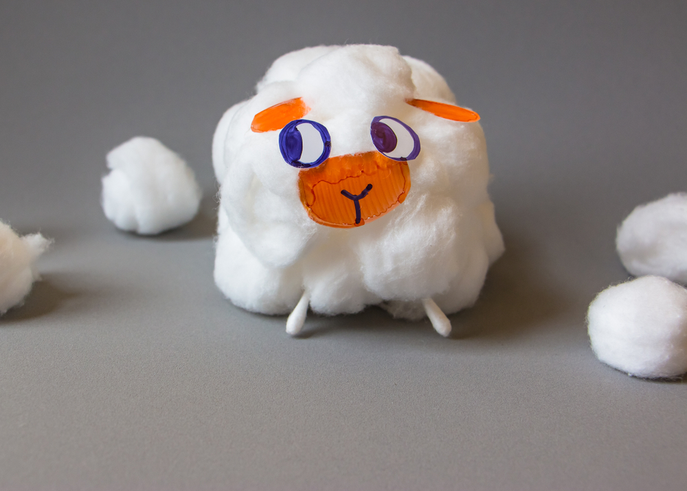 Pecorella di Pasqua fai da te: come realizzarla con l’ovatta e i pom pom
