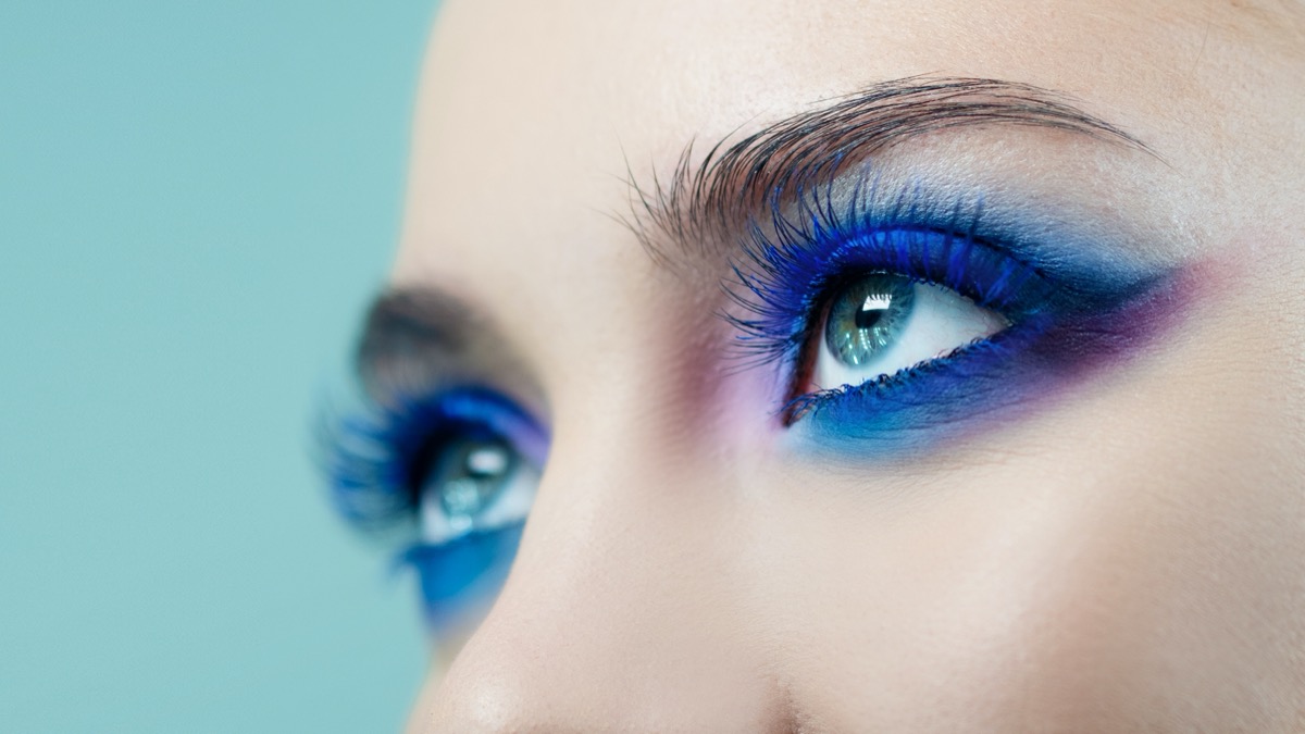 Trucco occhi in blu elettrico: 7 make-up da provare