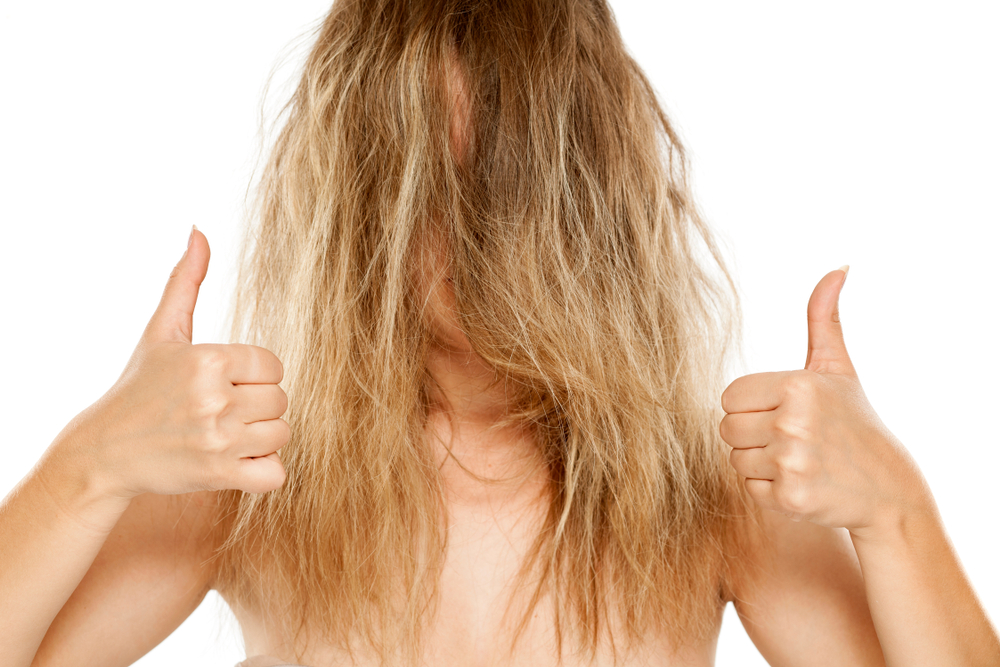 Come lisciare i capelli ribelli e crespi senza andare dal parrucchiere